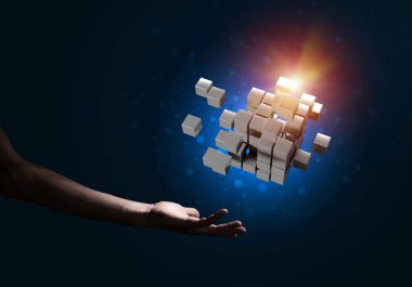 Yeniliğin sembolü olarak insan eli küp figürüne yakın olmak. Karışık ortam.
