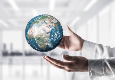 Yan görünümü closeup işadamı dünya küre arka plan üzerinde office manzaralı elinde tutan gömlekli. Bu görüntü unsurları Nasa tarafından döşenmiştir.