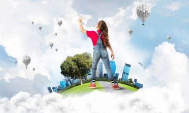 Yüzen adada kağıt uçak atan tatlı bir kız.