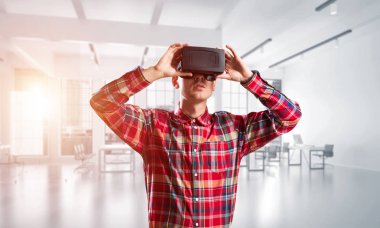 Sanal gerçeklik kulaklık veya 3d gözlük odasında oyun oynama ile genç adam