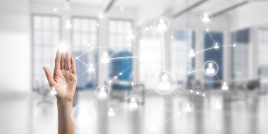 Ekranda iş kadını el ele tutuşması konseptini kapat