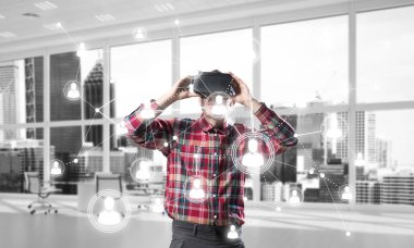 Sanal gerçeklik kulaklık veya bağlantı arka plan üzerinde 3d gözlük ile genç adam. Karışık teknik