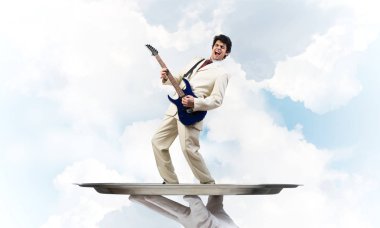 Gitar çalan garsonun eli sunar.