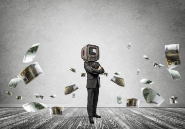 Euro banknot gri karanlık Duvar ile boş oda içinde arka planda uçan arasında dururken kafasına silah tutmak yerine eski Tv ile takım elbiseli işadamı geçti.