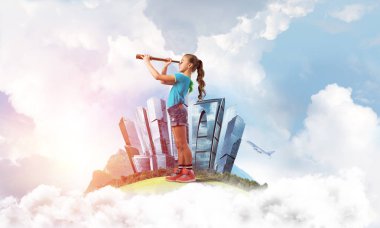 Şehrin yüzen adasında dürbünle bakan tatlı bir kız.