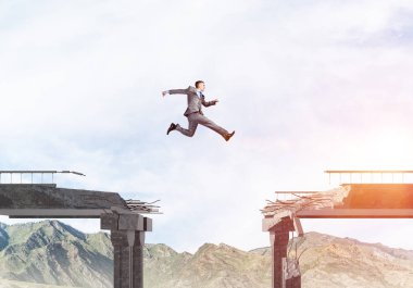 Kocaman bir boşluk içinde beton köprü üstünden atlayarak zorlukların üstesinden sembolü olarak iş adamı. Hava ve doğa arka planda görüntüleyin. 3D render.