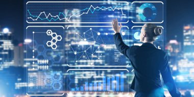 Sanal panel ve gece şehir vasıl geçmiş çalışma iş kadını arkadan görünüm