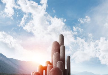 Açık havada, arka planda güzel manzaralı yüksek ve büyük taş sütunların görüntüsü. Duvar kağıdı, telif alanı olan arkaplan.