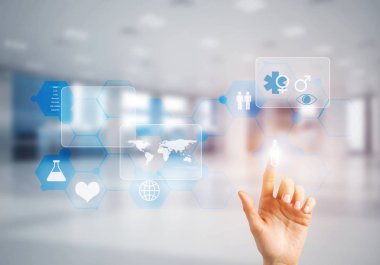 Kadın eli tıp konseptiyle medya ekranının simgesine dokunuyor