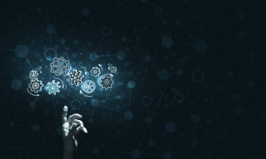 İş adamının eli dişli mekanizmasını işaret ediyor.