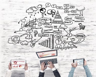 Ellerinde cihazlar bulunan üç kişilik bir grup iletişim ve ağ oluşturma sembolü olarak birlikte çalışıyor.