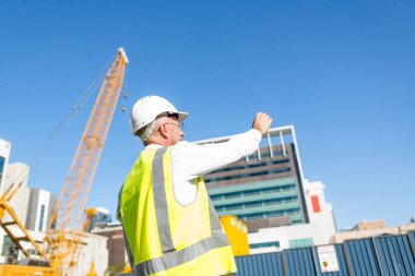 Kask ve ceket açık şantiye kontrol mühendisi adam