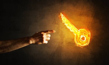 Adam el anahtar simgesi parlayan alev gösterilen kapatın