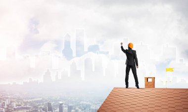 Mühendis, evinin çatısına geri döndü ve şehri çiziyor. Karışık ortam