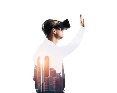 Sanal gerçeklik kulaklığı olan genç bir adam ya da şehrin arka planında 3 boyutlu gözlüklü.
