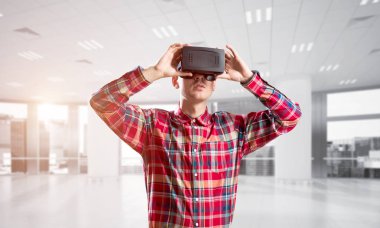 Sanal gerçeklik kulaklık veya 3d gözlük odasında oyun oynama ile genç adam