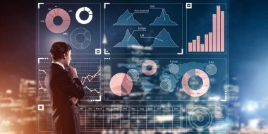 Sanal panelle çalışan iş adamlarının arka planı ve arka planda gece kenti