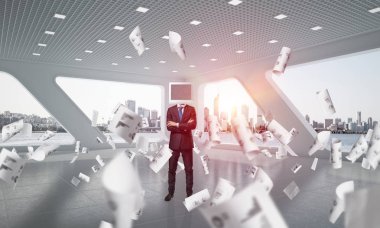 İş yerine silah tutmak kafa İzleyicisi ile takım elbiseli adamı duran kağıtları ofis binası içinde uçan arasında geçti. 3D render.