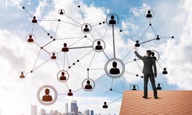 Delikanlı çatıda dikiliyor ve bağlantı hatları çiziyor. Karışık ortam