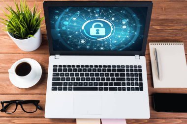 İş çalışma alanı başı işleri ve asma kilit simgeleri ekranda ile dizüstü bilgisayar ile