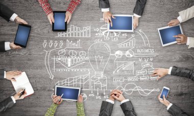 Ellerinde cihazlar bulunan bir grup insan, iletişim ve ağın sembolü olarak birlikte çalışıyor.