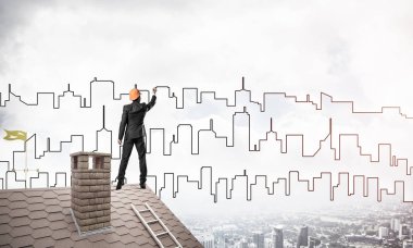 Mühendis, evinin çatısına geri döndü ve şehri çiziyor. Karışık ortam