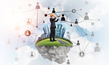 Mavi gökyüzünde yüzen yeşil Adası üzerinde mühendis adam