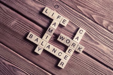 Eğitim bilgisi, akıl ve yaşam dengesi kavramlarını heceleyen tahta küpler.