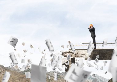 Genç takım elbiseli mühendis ve dürbün duran kağıtları gökyüzü arka plan üzerinde ile kırık köprü üzerinde uçan arasında seyir kask. 3D render.