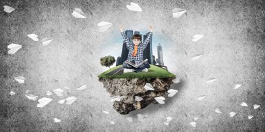 ECO konsepti yüzen ada ve üzerinde kitap oturan mutlu çocuk.