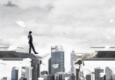 Yürüyüş işadamı kocaman bir boşluk ile beton köprü üzerinde uçan kağıt uçaklar arasında gizli tehditler ve riskler sembolü olarak gözleri. Cityscape görünümü arka plan üzerinde. 3D render.