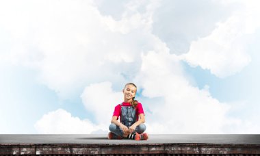 Çatı inşaat ve kamera seyir üzerinde oturan sevimli kız