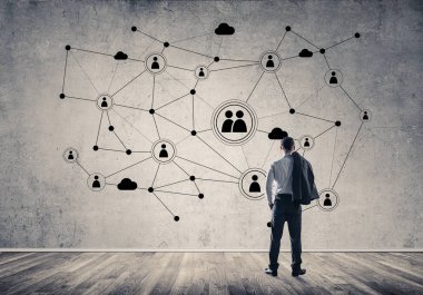 Arkadan görünüşü çizilmiş sosyal bağlantı kavramı ile duvara bakarak işadamı