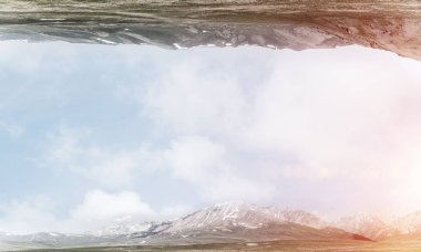 İki doğa dünya baş aşağı birbirine gökyüzü arka plan üzerinde bulunan soyut görüntüsü. Duvar kağıdı, zemin ile boşaltmak.