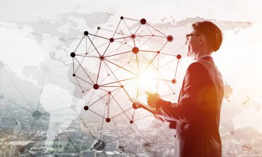 Elinde günlüğü olan genç ve zarif bir iş adamı başka tarafa bakıyor.