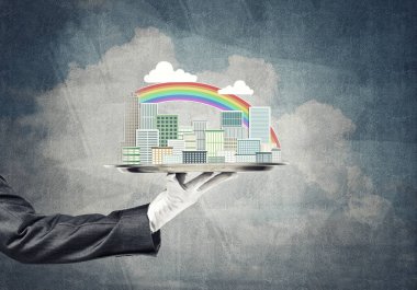 Garson, kentsel inşaat numunesinde sunum yapıyor.