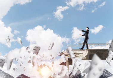 Kağıtları kocaman bir boşluk ile beton köprü üzerinde gizli tehditler ve riskler sembolü olarak uçan arasında blindfolded yürüyüş iş adamı. Hava ve doğa arka planda görüntüleyin. 3D render.