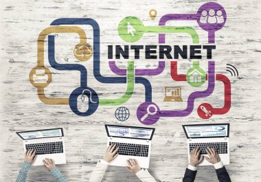 Ellerinde cihazlar bulunan üç kişilik bir grup iletişim ve ağ oluşturma sembolü olarak birlikte çalışıyor.