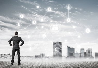 Modern şehir manzarası ve bağlantı konseptine bakan işadamlarının arka planı