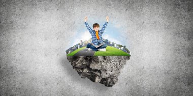 ECO konsepti yüzen ada ve üzerinde kitap oturan mutlu çocuk.