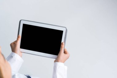 Tablet pc aygıtı doktorun elinde boş ekran ile
