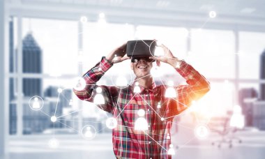 Sanal gerçeklik kulaklık veya bağlantı arka plan üzerinde 3d gözlük ile genç adam. Karışık teknik