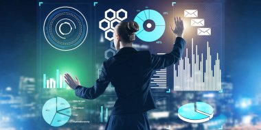 Sanal panel ve gece şehir vasıl geçmiş çalışma iş kadını arkadan görünüm