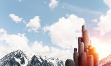 Açık havada, arka planda güzel manzaralı yüksek ve büyük taş sütunların görüntüsü. Duvar kağıdı, telif alanı olan arkaplan.