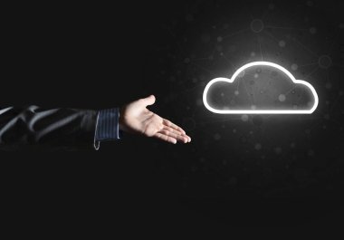 Parlak bulut bilgisayar kavramı gösteren işadamı ele