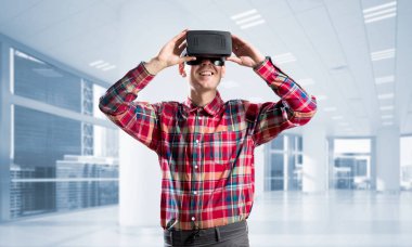 Sanal gerçeklik kulaklık veya 3d gözlük odasında oyun oynama ile genç adam