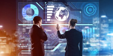 Arka ayakta ve sanal ekran ile birlikte çalışan iki iş adamları