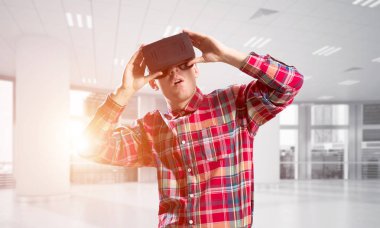 Sanal gerçeklik kulaklık veya 3d gözlük odasında oyun oynama ile genç adam
