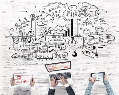 Ellerinde cihazlar bulunan üç kişilik bir grup iletişim ve ağ oluşturma sembolü olarak birlikte çalışıyor.