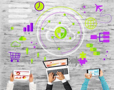 Ellerinde cihazlar bulunan üç kişilik bir grup iletişim ve ağ oluşturma sembolü olarak birlikte çalışıyor.